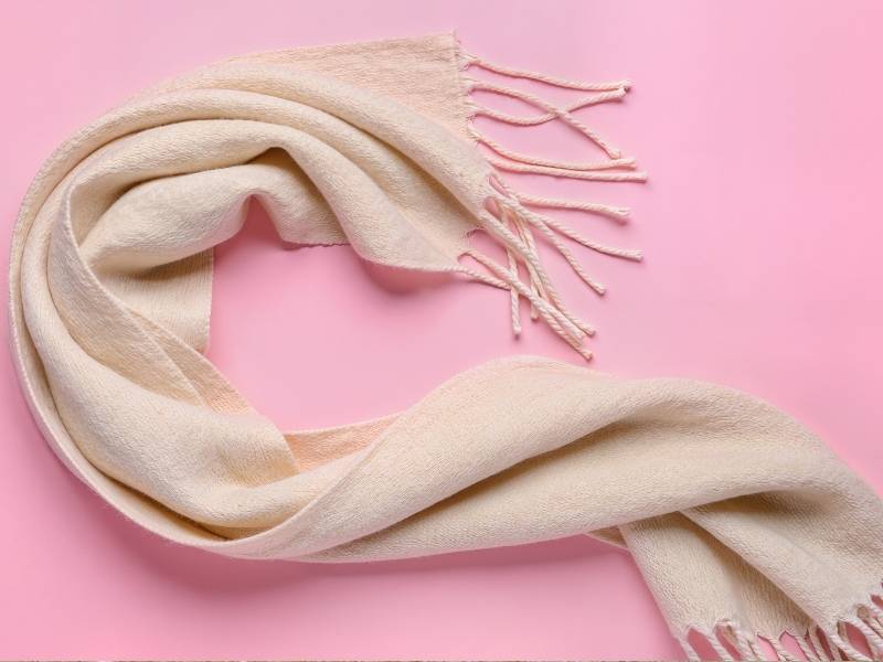 Mengapa Syal Leher Wanita Kembali Jadi Primadona Fashion?